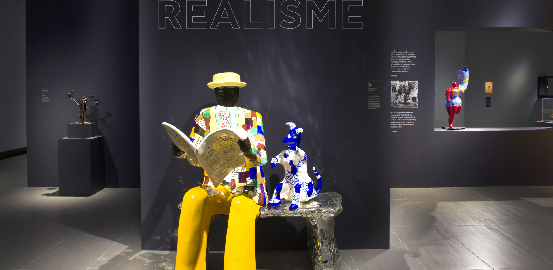 Άποψη από την έκθεση «Nouveau Réalisme» στο Ίδρυμα Β. & Ε. Γουλανδρή με το έργο της Niki de Saint Phalle «Το παγκάκι»