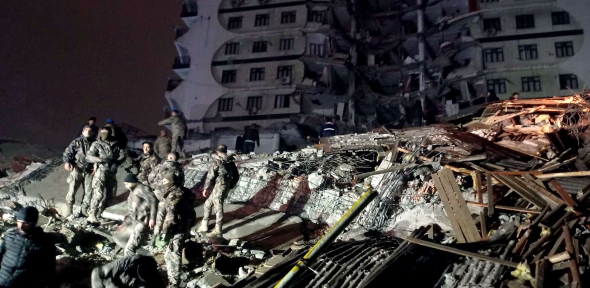 Σεισμός στην Τουρκία: Δραματικές εικόνες των φωτογραφικών πρακτορείων