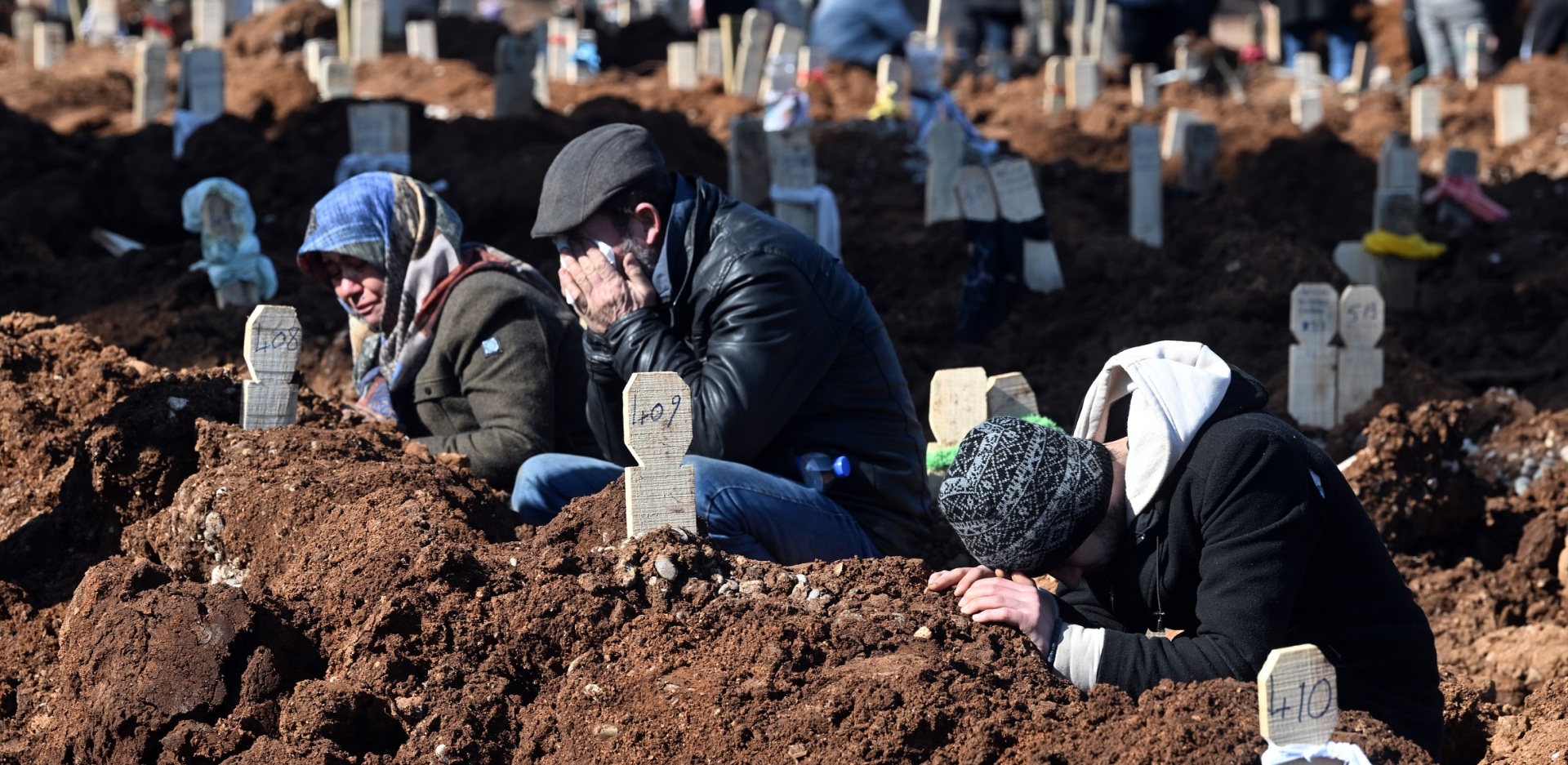 Σεισμός Τουρκία - Συρία: Οι νεκροί θάβονται σε ομαδικούς τάφους ενώ σβήνουν οι ελπίδες για την ανεύρεση επιζώντων - Μαρτυρίες από τις πληγείσες περιοχές.