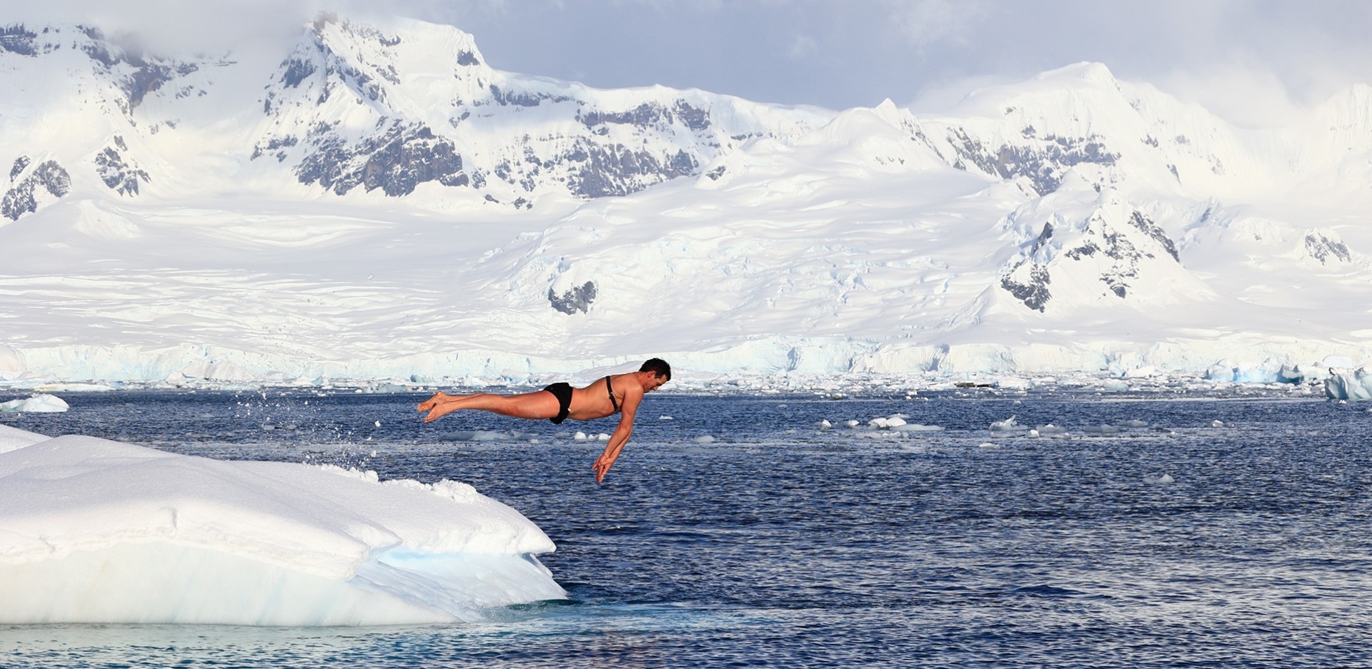 Γιώργος Τσιάνος: Ο γιατρός που κολύμπησε στην Ανταρκτική συνδυάζει επιστημονική και αθλητική ιδιότητα - Το πλούσιο βιογραφικό του.
