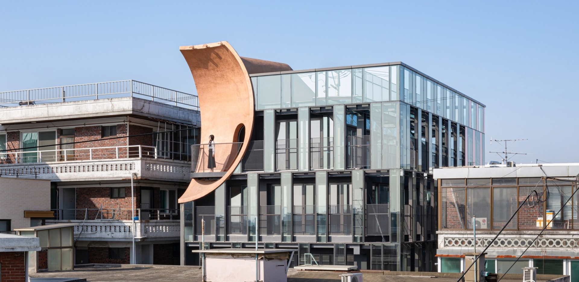 Το νέο εντυπωσιακό έργο του αρχιτέκτονα Moon Hoon στη Σεούλ: Με το όνομα Diagon, ένα κτίριο της δεκαετίας του 1980 μετατρέπεται σε συγκρότημα πολλαπλών χρήσεων.