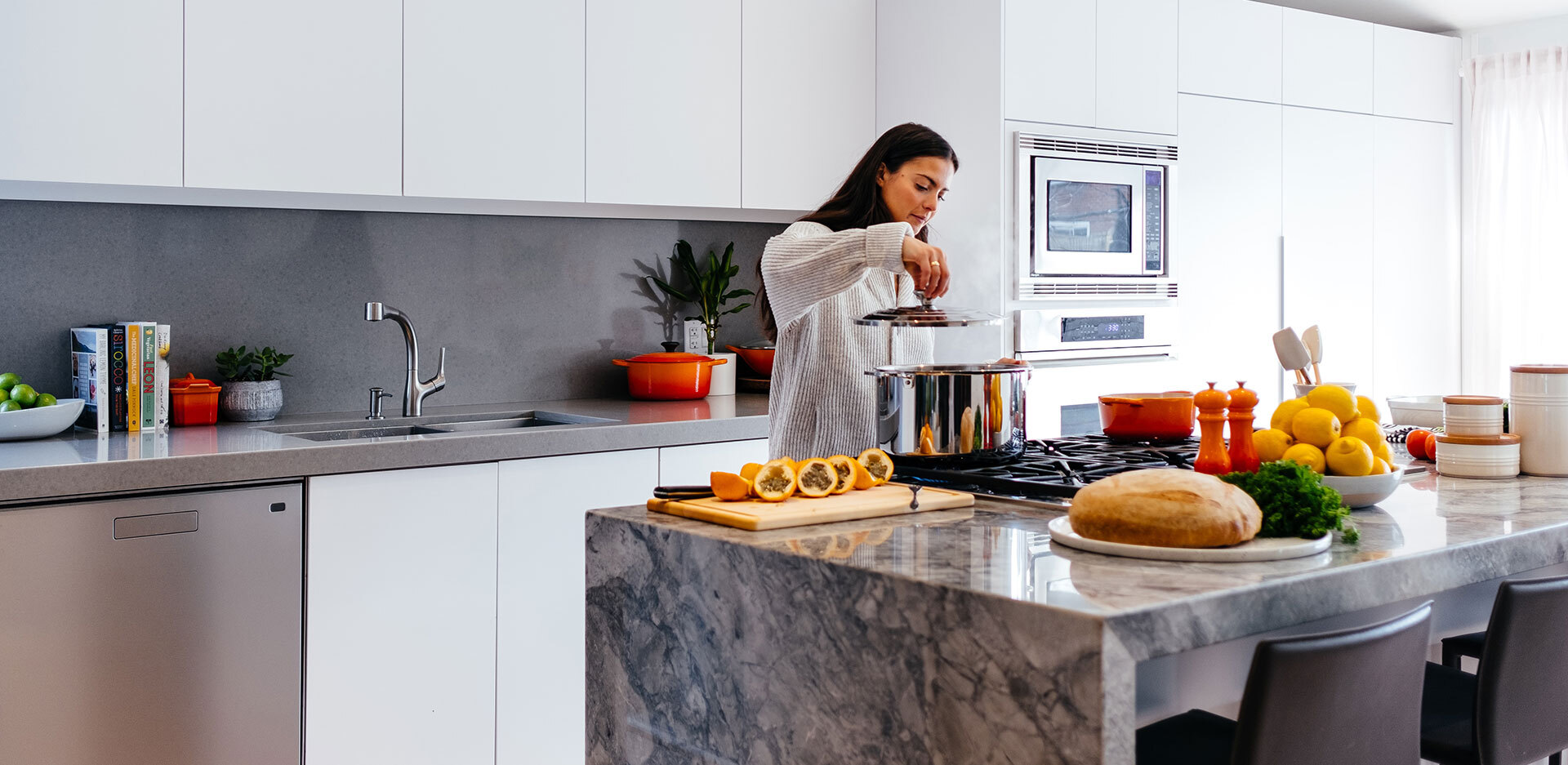 Μια γυναίκα μαγειρεύει. 