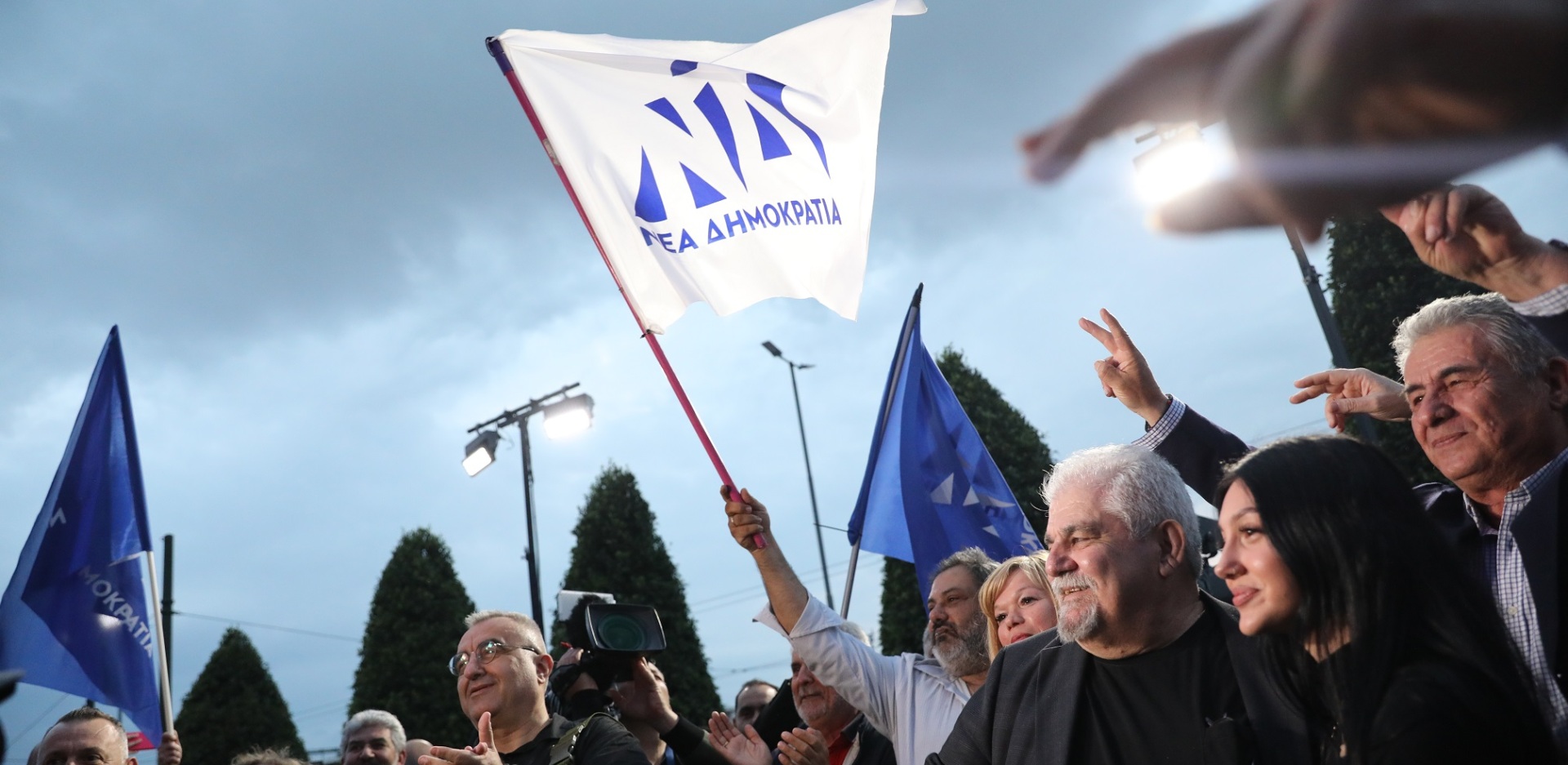 Εκλογές 2023: Φωτογραφικά στιγμιότυπα από τα εκλογικά περίπτερα της Ελλάδας - Πώς υποδέχτηκαν το αποτέλεσμα οι υποστηρικτές και τα επιτελεία των κομμάτων.