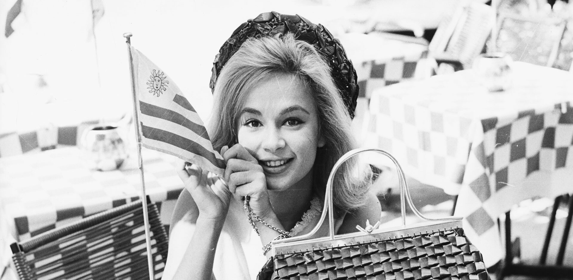 H Αλίκη Βουγιουκλάκη καθισμένη σ' ένα τραπεζάκι στη Via Veneto στη Ρώμη τον Σεπτέμβρη του 1962 © Keystone/Hulton Archive/Getty Images