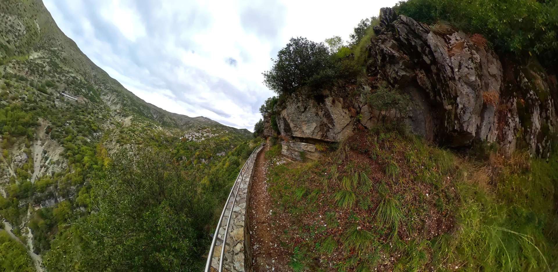 Ταξίδι στους Καλαρρύτες: Μια πρωτότυπη εικονική περιήγηση στο μονοπάτι που συνδέει το χωριό της Ηπείρου με το Συρράκο 