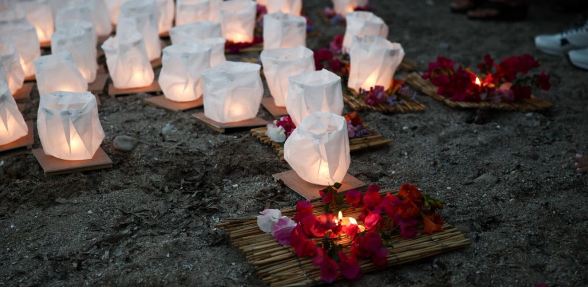 Φαναράκια στη θάλασσα, στεφάνια και δάκρυα - Πέντε χρόνια από την πυρκαγιά στο Μάτι