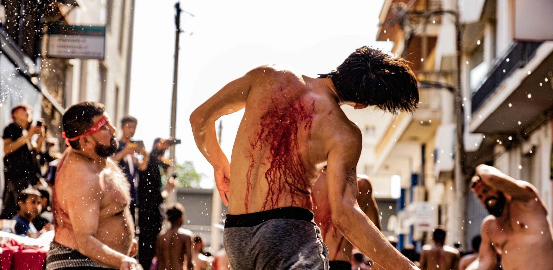 Ασούρα: To αυτομαστίγωμα των Σιιτών Μουσουλμάνων στον Πειραιά μέσα από τον φακό του Τάσου Βρεττού