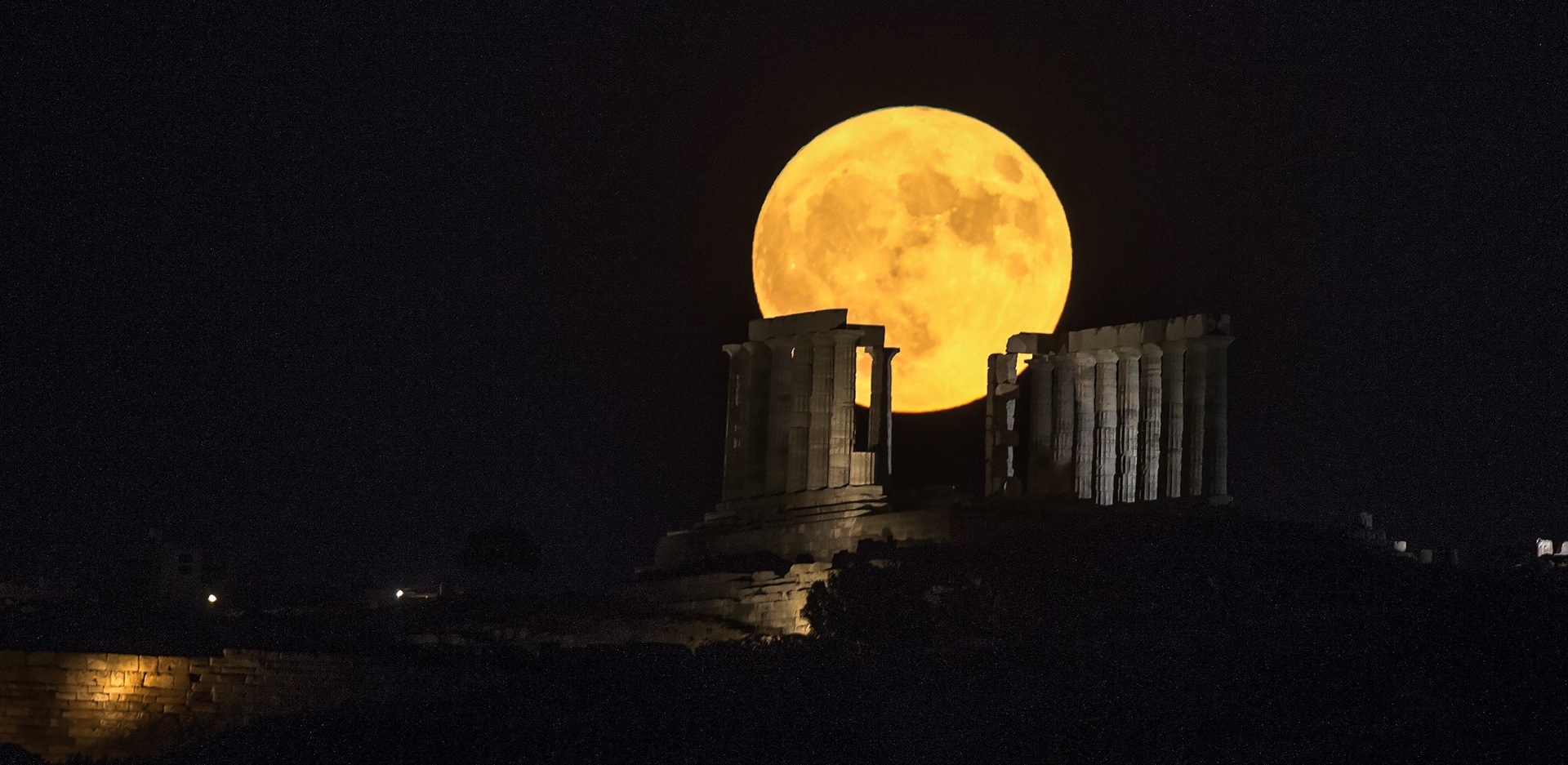 Πανσέληνος Αυγούστου 2023: Το Φεγγάρι του Οξύρρυγχου σε δέκα υπέροχα ενσταντανέ των φωτογραφικών πρακτορείων - Πώς διέγραψε την πορεία του στον ελληνικό ουρανό.