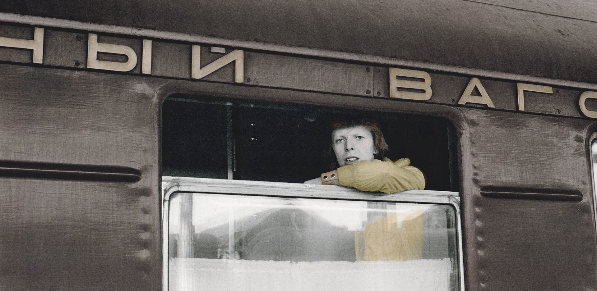 O Geoff MacCormack φωτογραφίζει τον David Bowie στο Trans-Siberia Express, 1973  © GM Collection
