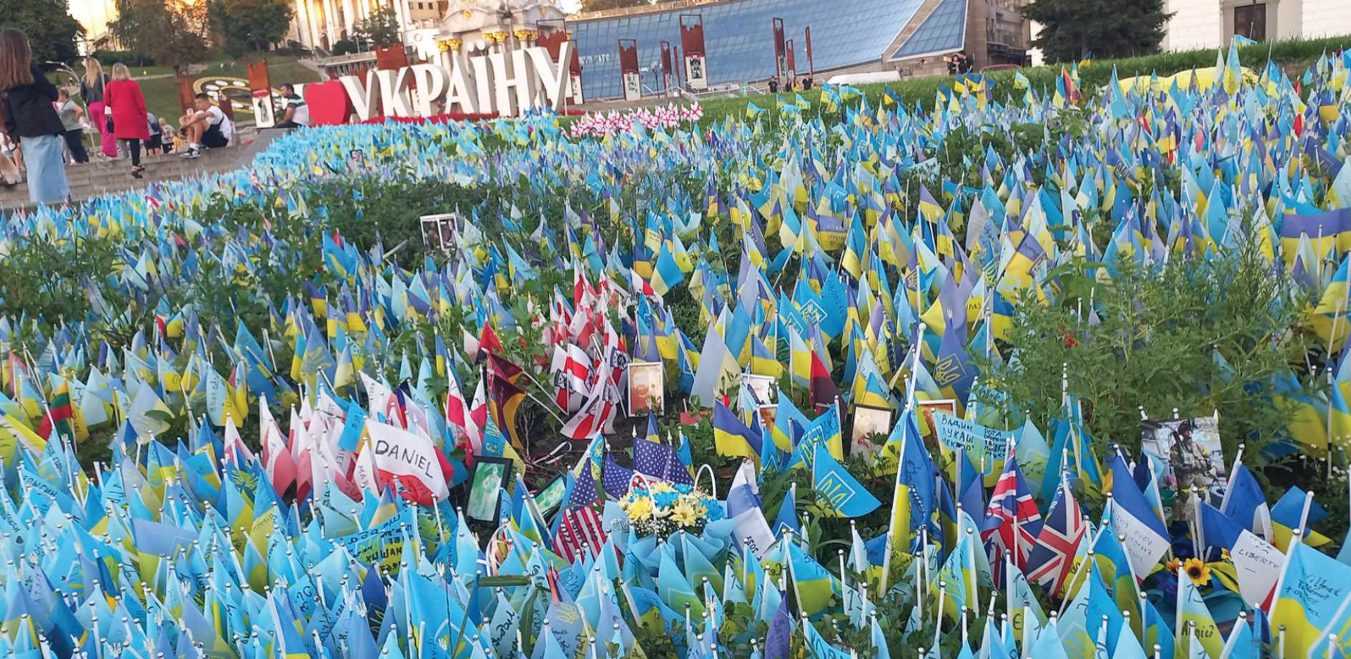 Ουκρανία: Δίπλα στο άγαλμα της Ανεξαρτησίας, μικρές σημαίες στο γρασίδι, μία για κάθε νεκρό.