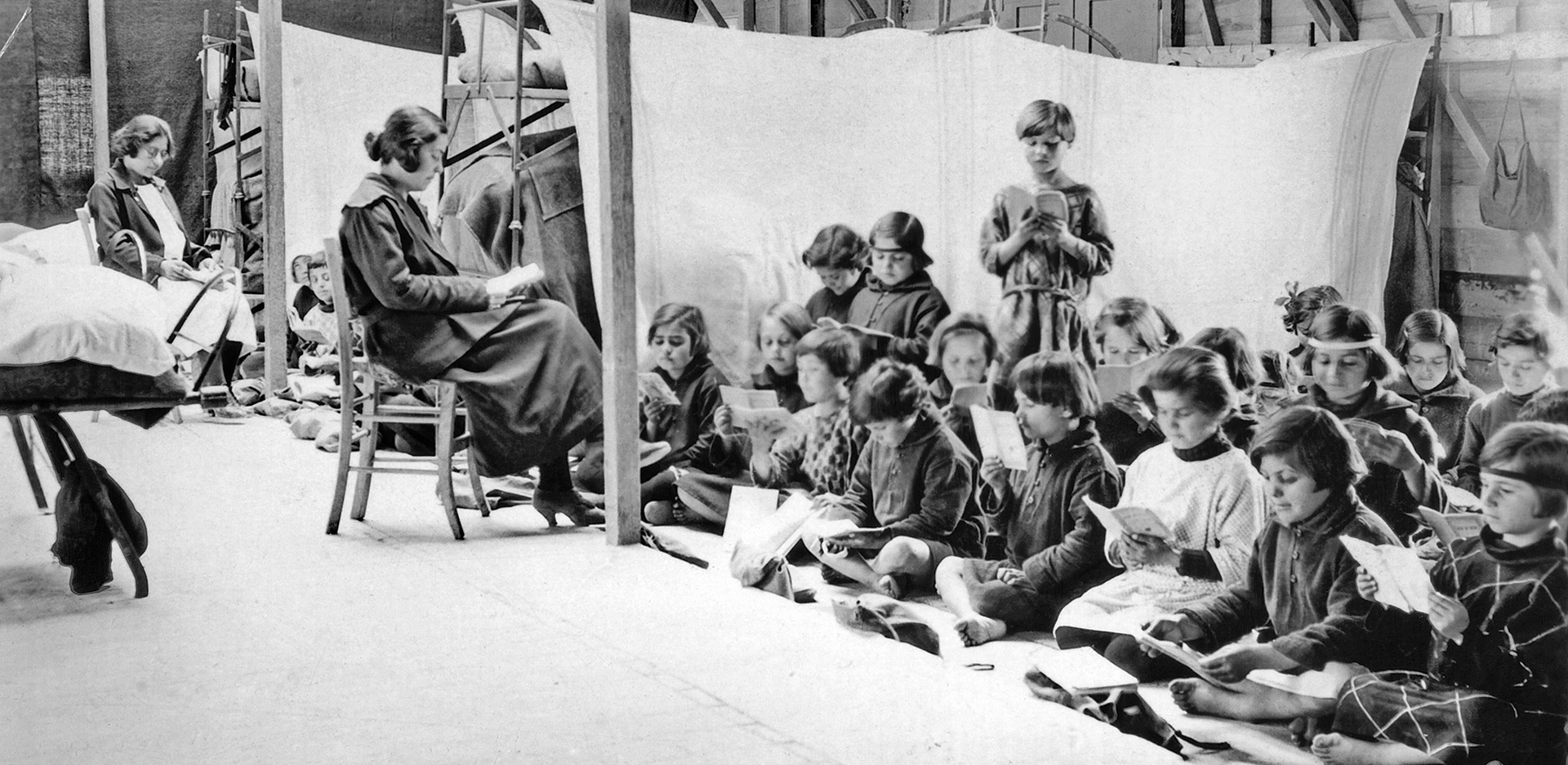 Προσφυγόπουλα σε σχολείο στην Ελλάδα, που δημιουργήθηκε με δωρεά του Near East Relief © Ευγενική παραχώρηση: Νear East Relief, The Rockefeller Archive Center.