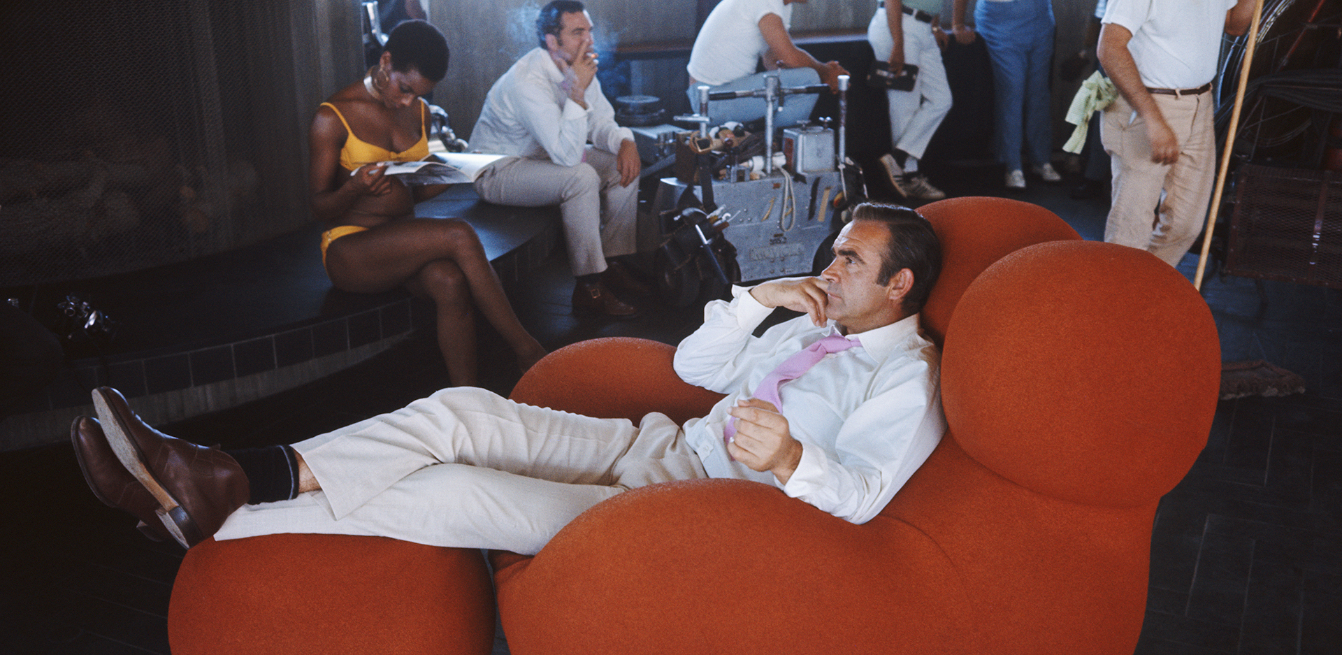 Ο Σον Κόνερι στα γυρίσματα της ταινίας «James Bond - Diamonds Are Forever» το 1971 καθισμένος σε μια πολυθρόνα UP-5 Donna © Anwar Hussein/Getty Images