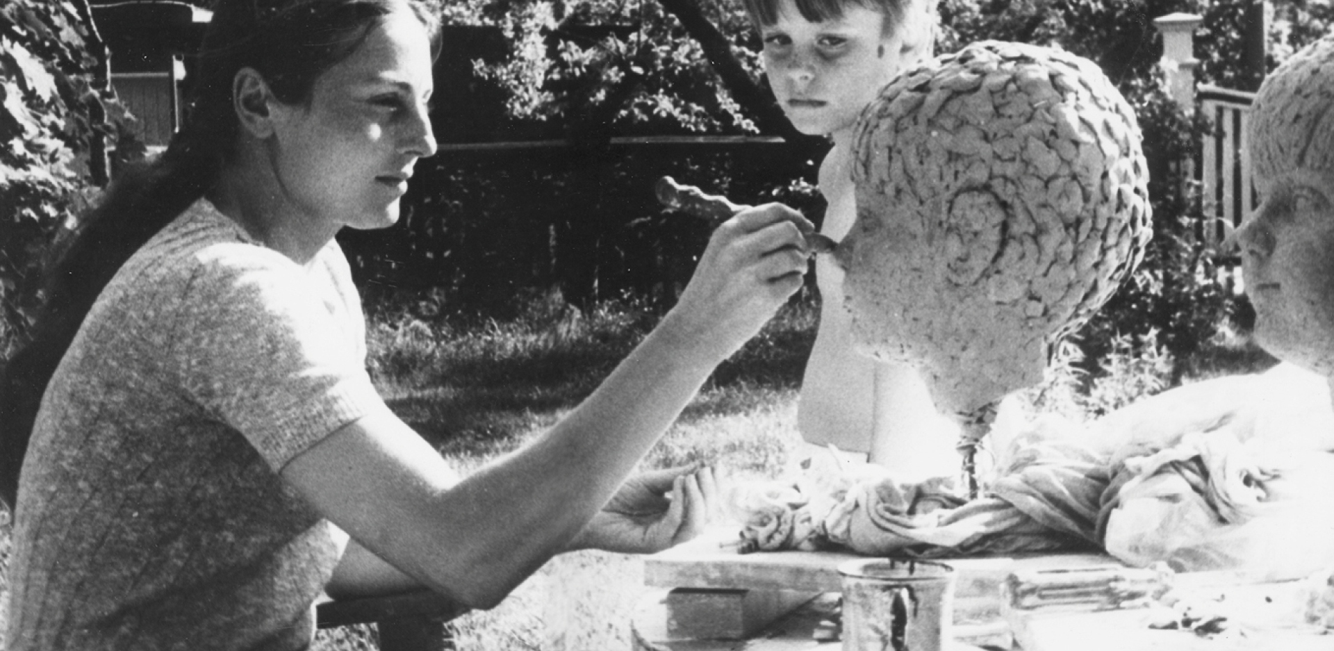 H Αθηνά Πολιτοπούλου-Kargsten δημιουργεί τις προτομές των γιων της Γκέοργκ και Ανδρέα στη Στοκχόλμη το καλοκαίρι του 1968