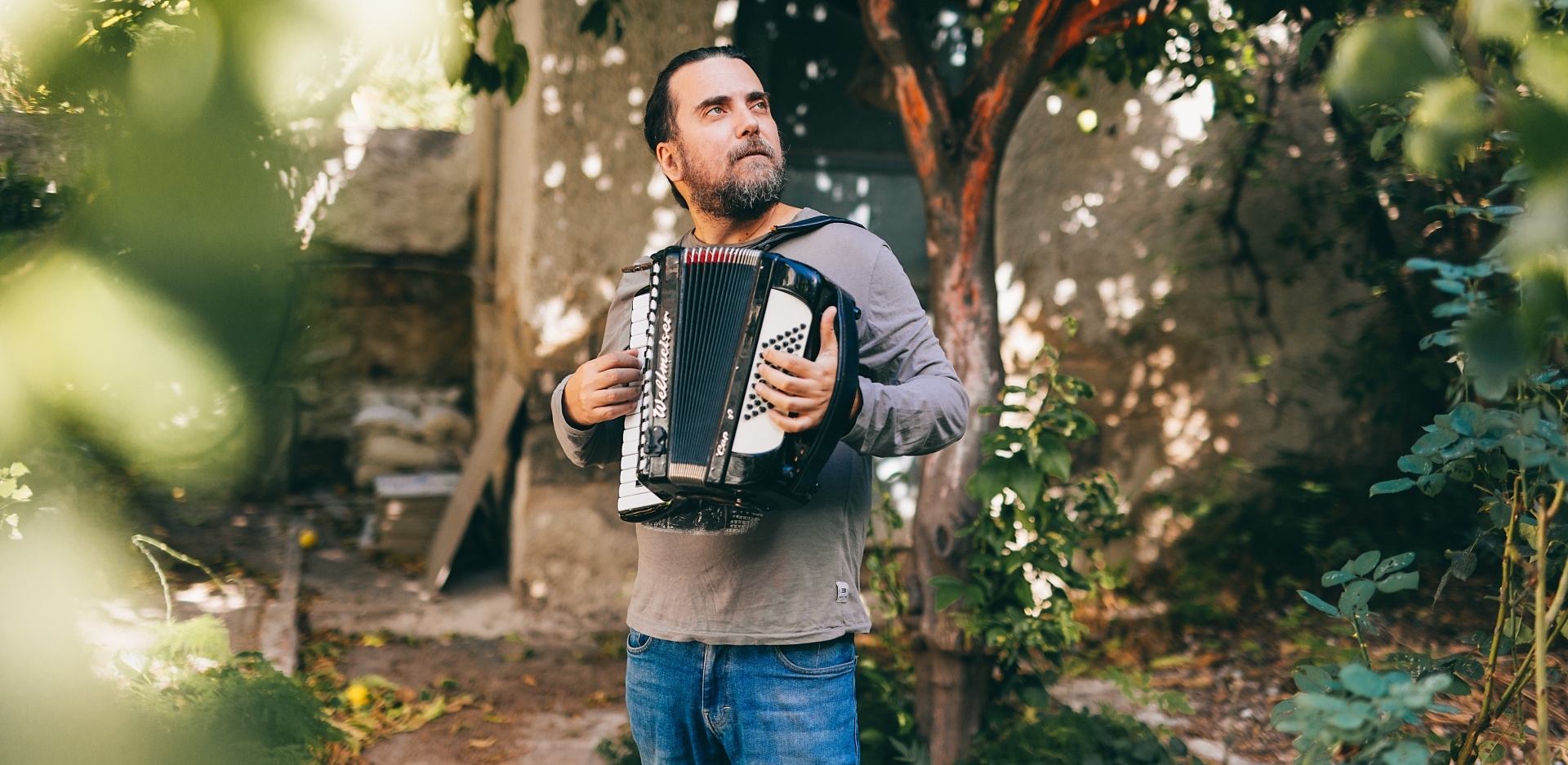 Στάθης Δρογώσης: Συνέντευξη με τον τραγουδοποιό για τη μουσική, τη νέα παράσταση «Στο Ύψος των Περιστάσεων», τον καινούργιο δίσκο που ετοιμάζει, το ελληνικό τραγούδι και τη ζωή του.