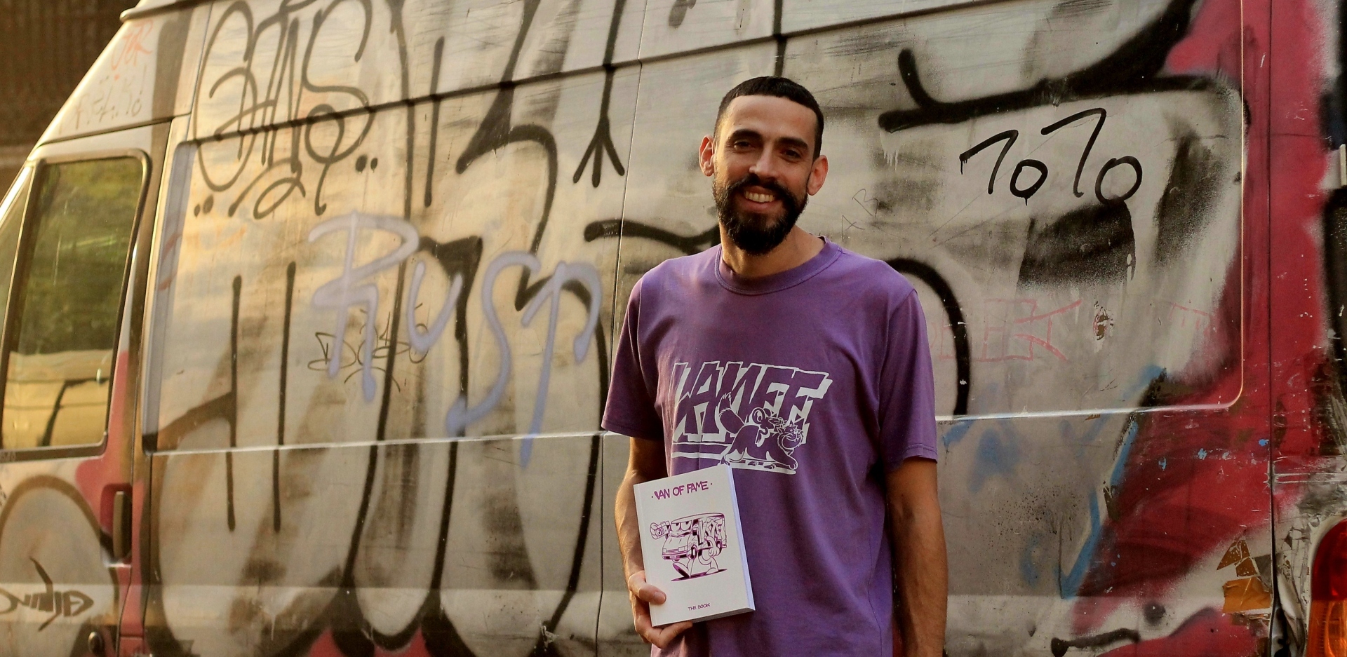 Van Of Fame: Ο ράπερ Φάνης Αφανής μιλάει στην Athens Voice για το βιβλίο του στο οποίο κατέγραψε τα γκράφιτι φορτηγά της Αθήνας.