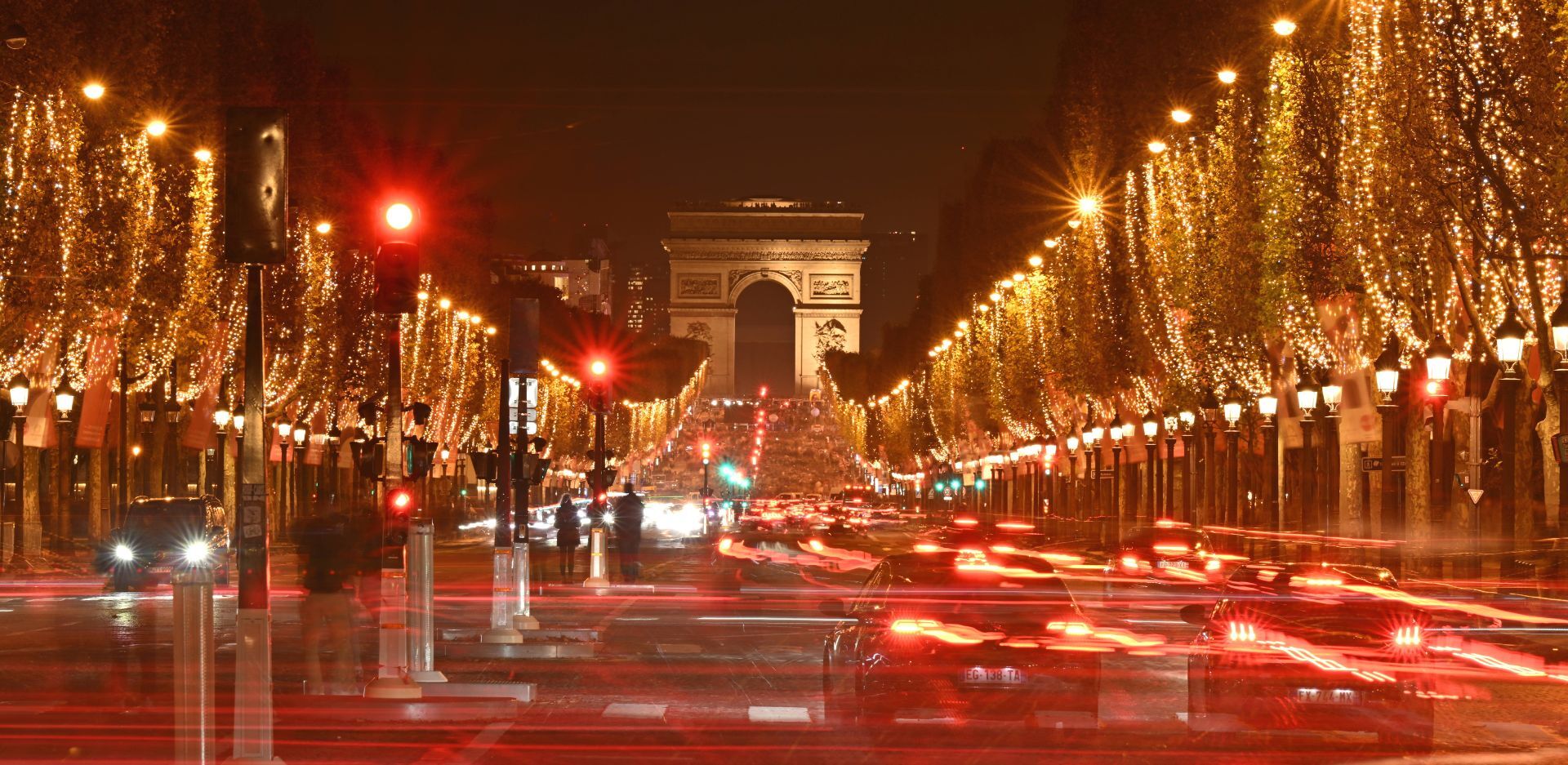 H ωραίοτερη περίοδος του χρόνου έχει φτάσει και οι πόλεις «φορούν» τα γιορτινά τους