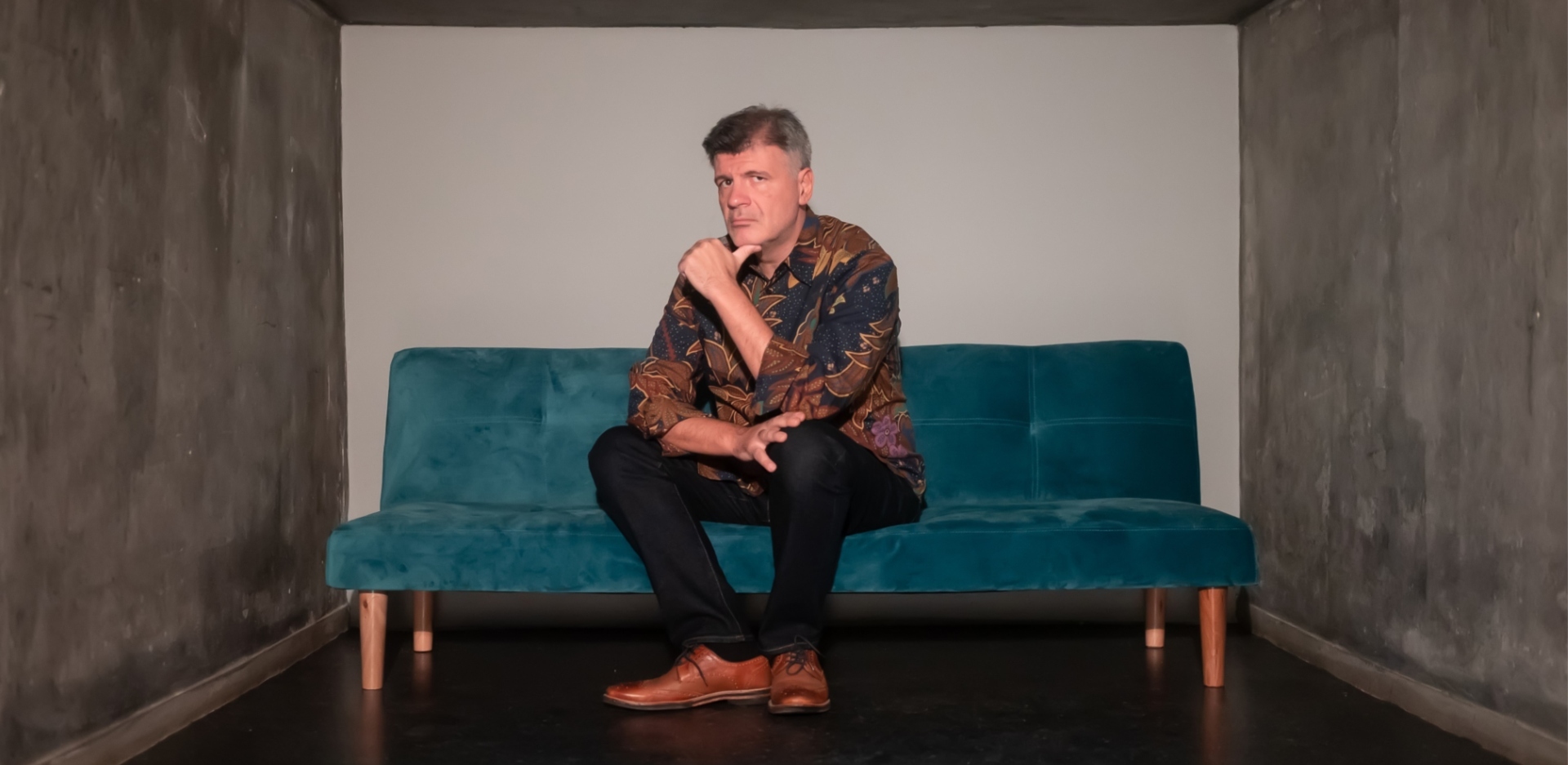 Ο Φοίβος Δεληβοριάς μιλάει στην Athens Voice για τη μουσική, τη ζωή, την κριτική και τις νέες του παραστάσεις στο Κύτταρο.