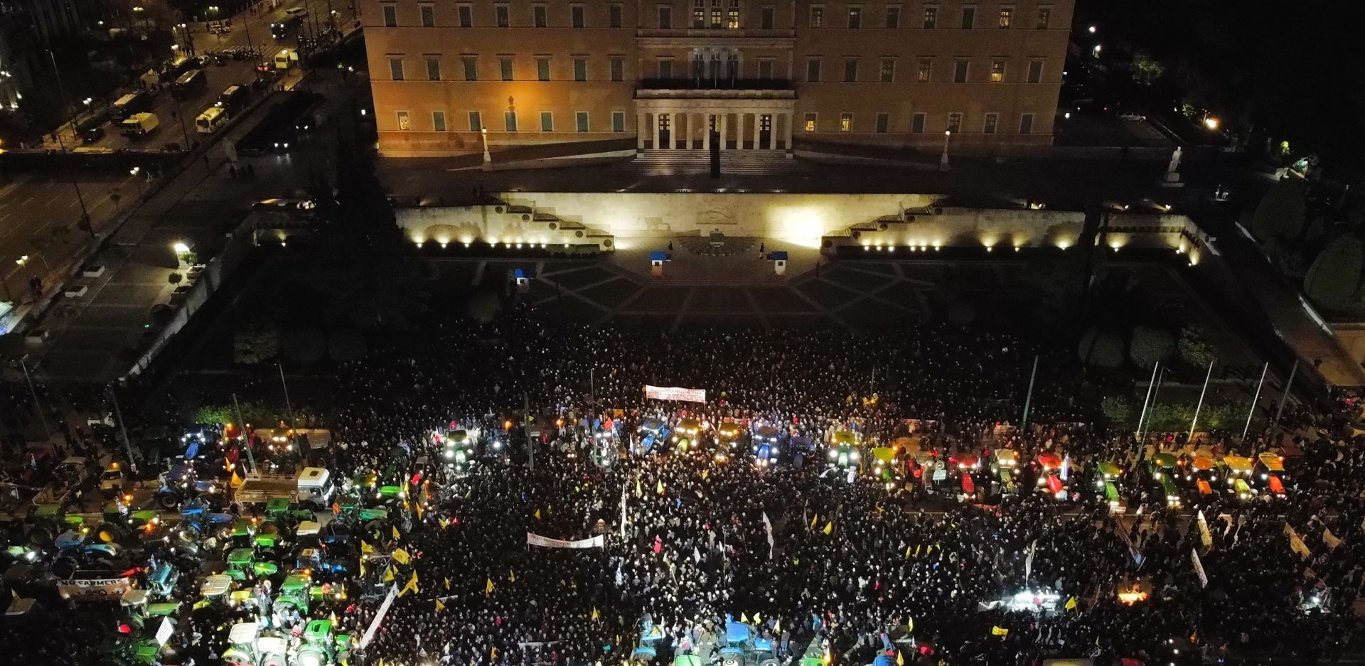 Οι αγρότες κατέκλυσαν με τα τρακτέρ το κέντρο της Αθήνας