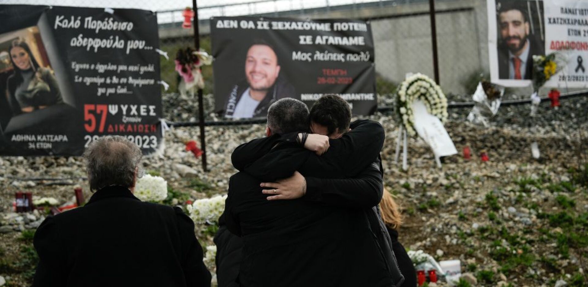 Τέμπη: Σε κλίμα οδύνης το ετήσιο μνημόσυνο για τους 57 νεκρούς - Λουλούδια, κεριά και δάκρυα στο σημείο του δυστυχήματος.