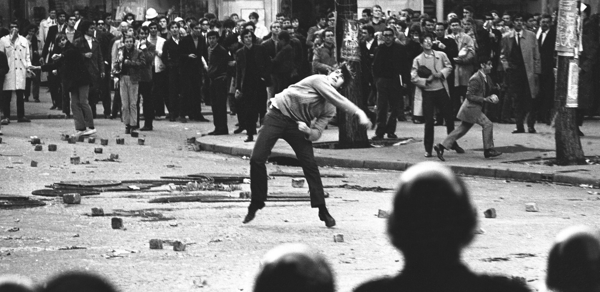 Σαν σήμερα: Ο γαλλικός Μάης του 1968 - Η «Νύχτα των Οδοφραγμάτων» - Μεγάλες διαδηλώσεις και συγκρούσεις με την αστυνομία στο Παρίσι.