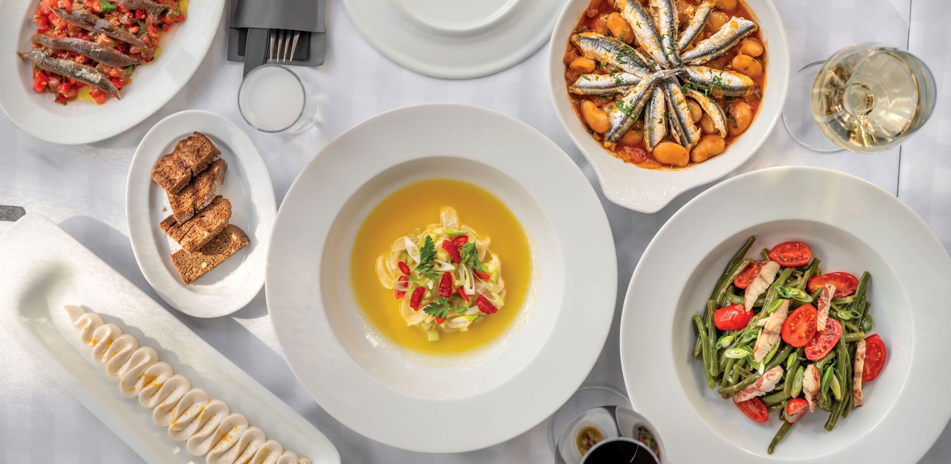 Τα εστιατόρια που αποθεώνουν την ελληνική κουζίνα