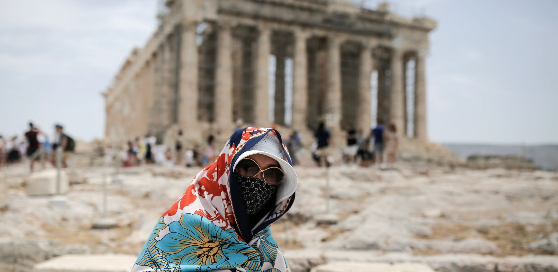 Καύσωνας στην Ελλάδα: Φωτογραφίες από το κέντρο της Αθήνας και της Θεσσαλονίκης - Κορυφώνεται το κύμα ζέστης - Η καθημερινότητα με τον υδράργυρο στα ύψη.