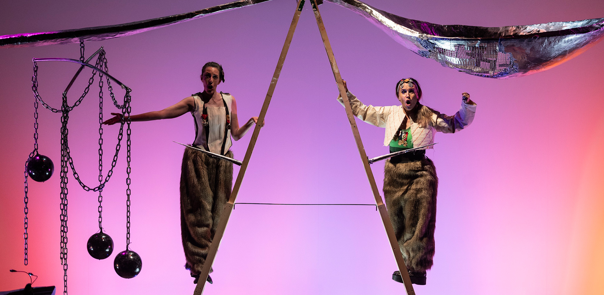 Κουταλιανοί ή Το βάρος της ιστορίας: Δείτε τις πρώτες αποκλειστικές φωτογραφίες της παράστασης στο Μέγαρο Μουσικής