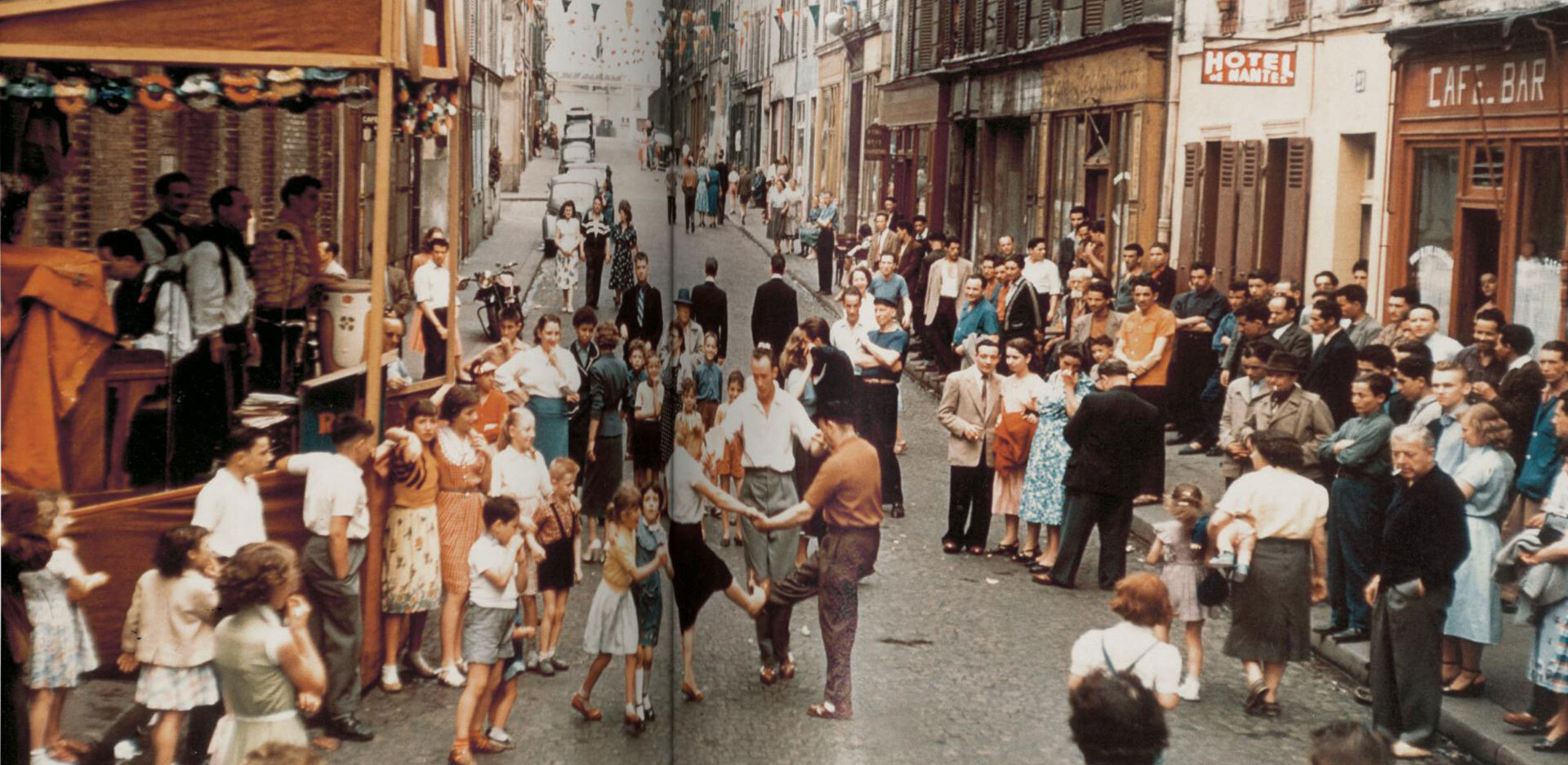 Το Παρίσι μέσα από τις φωτογραφίες του «ποιητή των δρόμων» Robert Doisneau