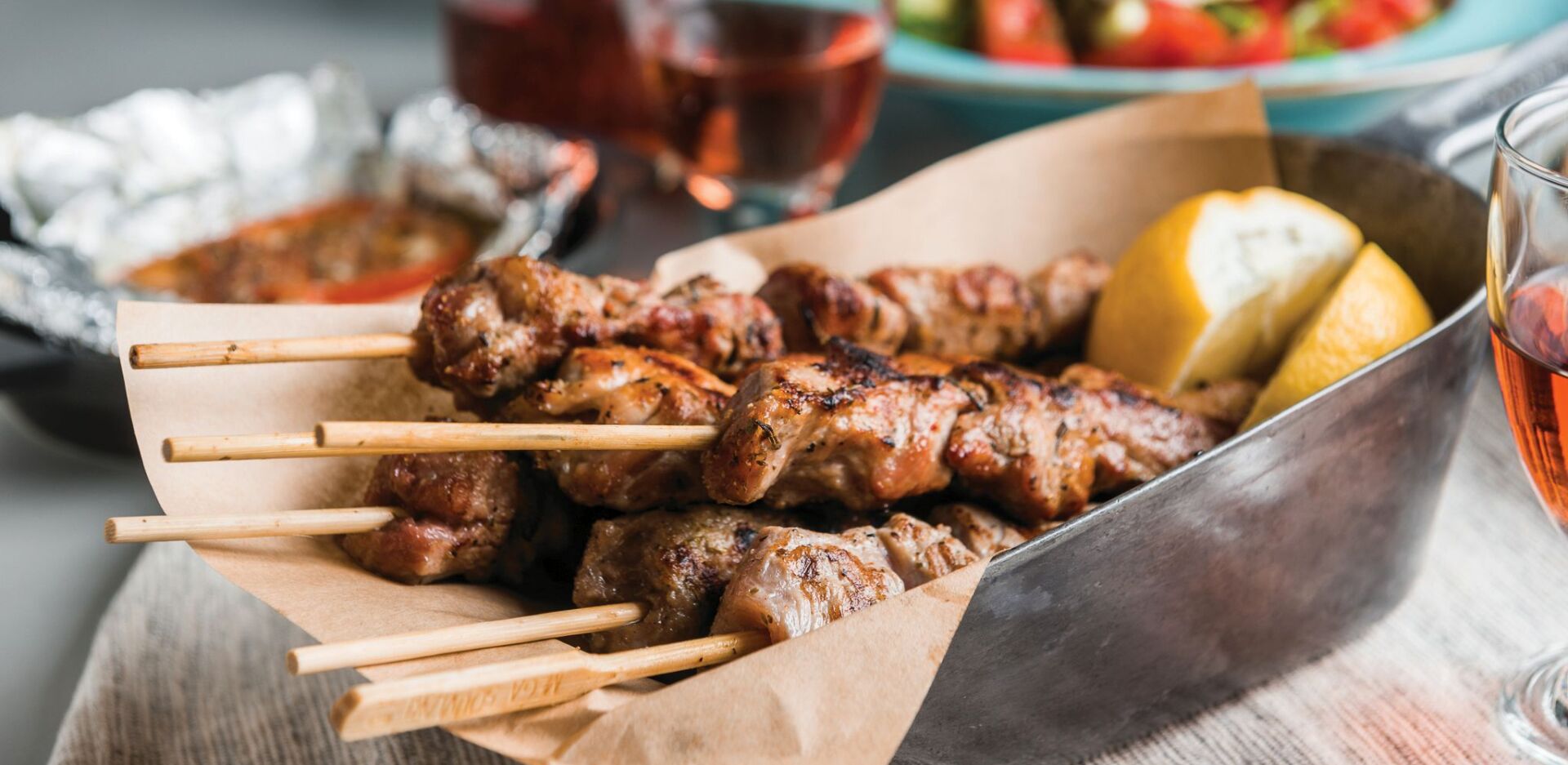 Τα street food αθηναϊκά στέκια που αγαπάμε