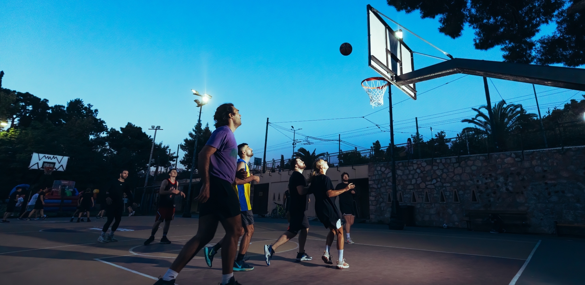 Μπάσκετ στην Αθήνα: Τα γήπεδα της πόλης και ιστορίες από ένα αθλητικό καλοκαίρι.