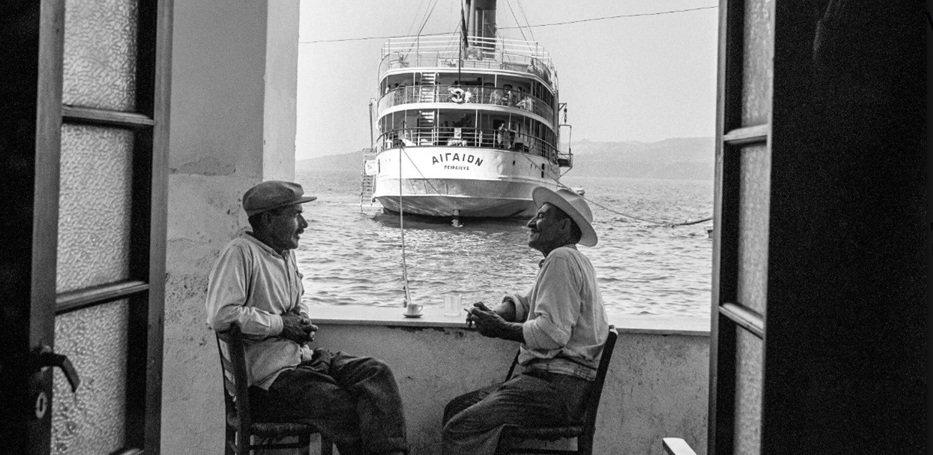 Το «Αιγαίον» αγκυροβολημένο στον Γιαλό της Σαντορίνης το 1954, τότε το νησί είχε περίπου 12.000 κατοίκους