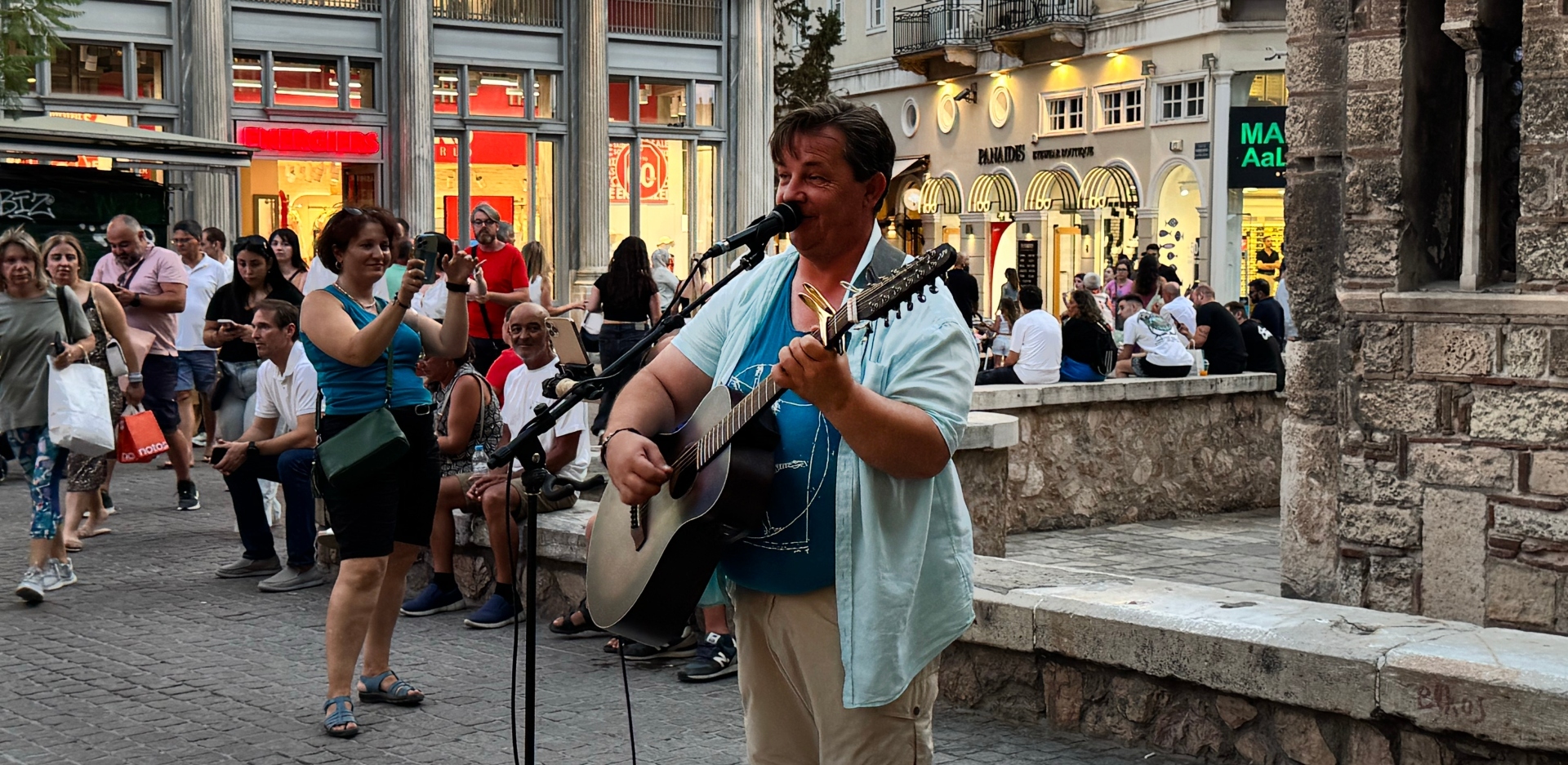 Οι μουσικοί του δρόμου που φτιάχνουν το soundtrack της Αθήνας