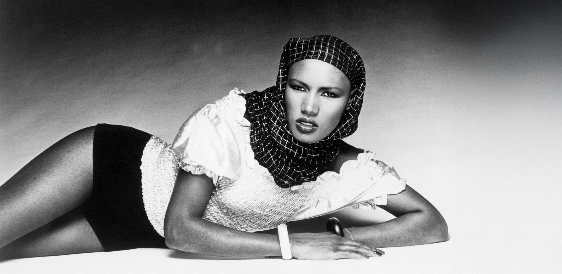 Η ιστορία της Γκρέις Τζόουνς: Ένα τοτέμ της μόδας και της μουσικής έρχεται στην Ελλάδα