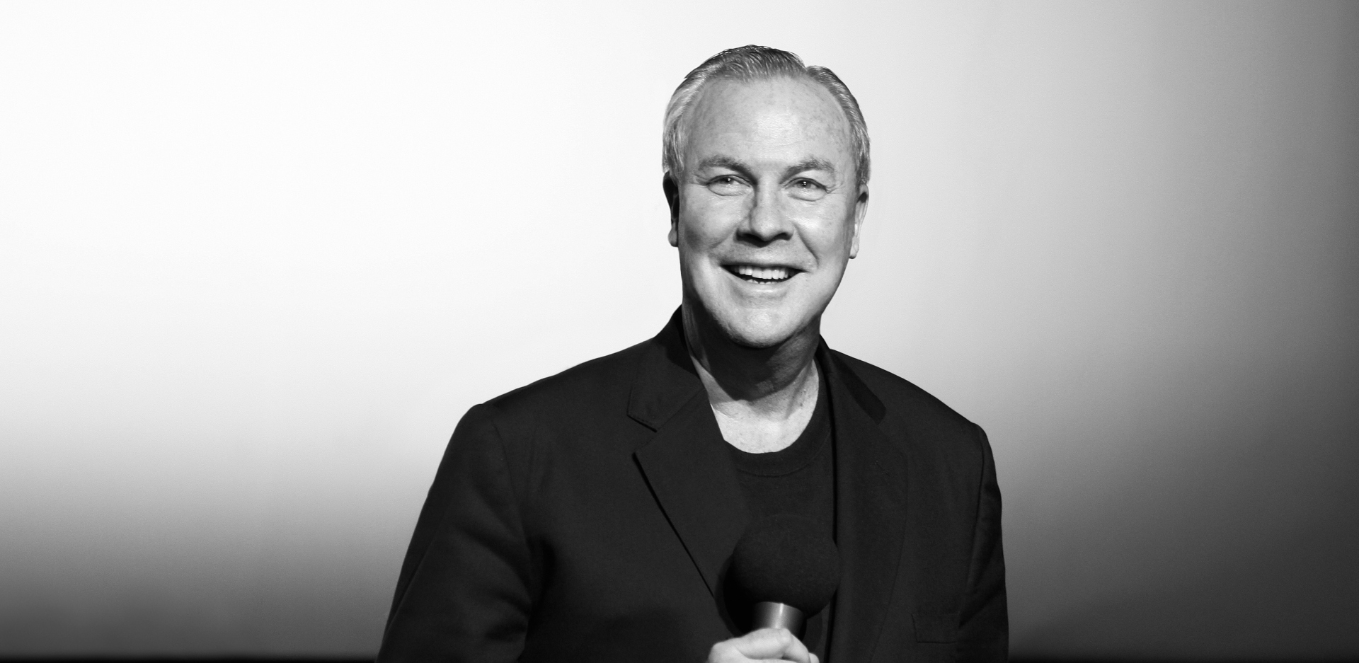 Ρόμπερτ Γουίλσον: ένα ξεχωριστό κεφάλαιο στην ιστορία του παγκόσμιου θεάτρου με τη χαρακτηριστική του αισθητική βασισμένη στο φως και τη σιωπή