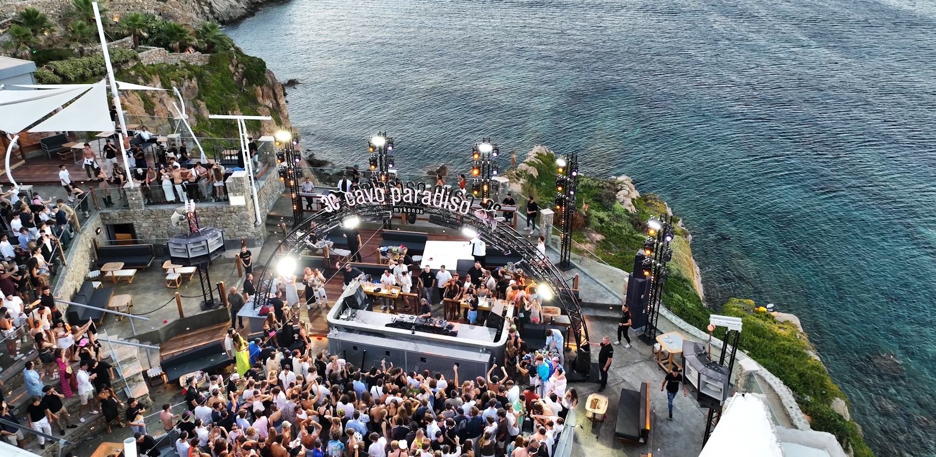 Cavo Paradiso: Το ντοκιμαντέρ του Αντώνη Θεοχάρη Κιούκα για το παγκοσμίως φημισμένο club της Μυκόνου και τα 30 χρόνια ιστορίας του - Τι λέει ο σκηνοθέτης και οι δημιουργοί του