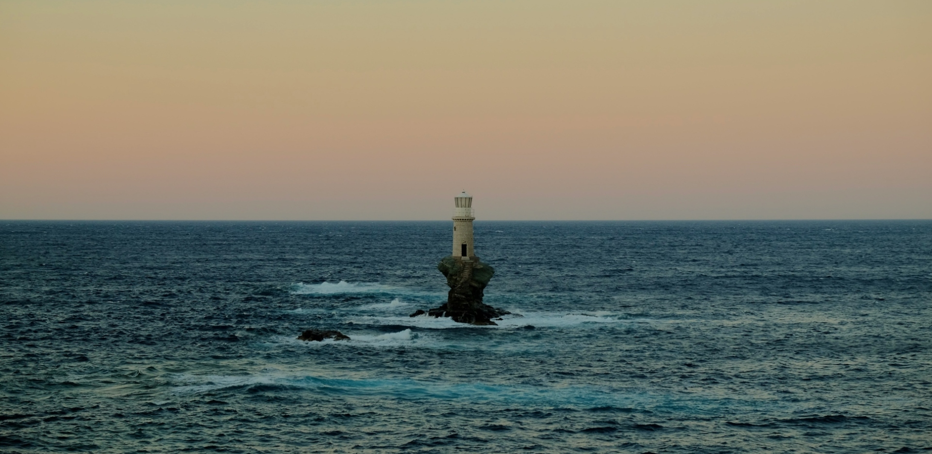 Τουρλίτης, ένας από τους πιο όμορφους φάρους του κόσμου