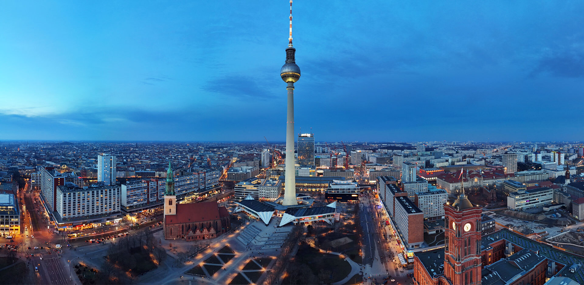 Το κέντρο της πόλης με τον Πύργο της Τηλεόρασης και την πλατεία Alexanderplatz στο Βερολίνο της Γερμανίας