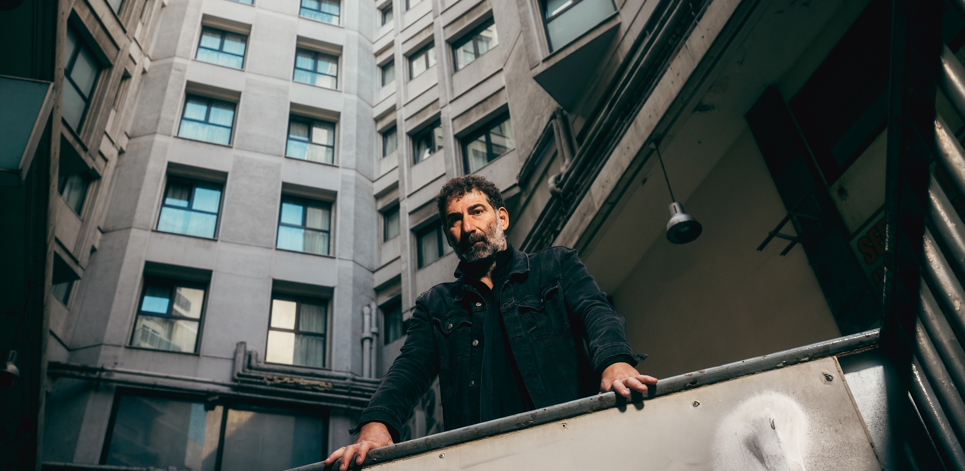 Γιάννης Οικονομίδης: Ο σκηνοθέτης και σεναριογράφος μιλάει στην Athens Voice για τη νέα του ταινία Σπασμένη Φλέβα