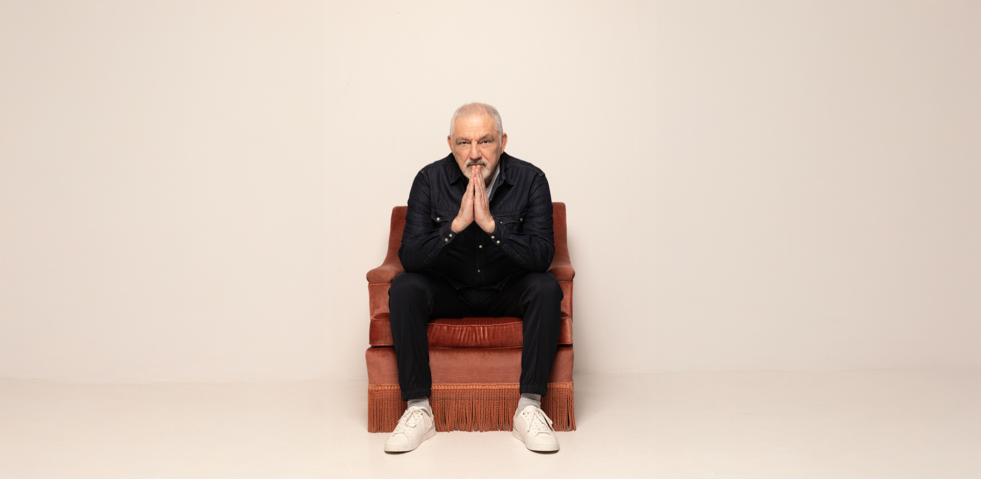 Νίκος Πορτοκάλογλου: Συνέντευξη για το νέο του άλμπουμ «Ανάμεσα», τις συνεργασίες, το ελληνικό τραγούδι και τη ζωή του.