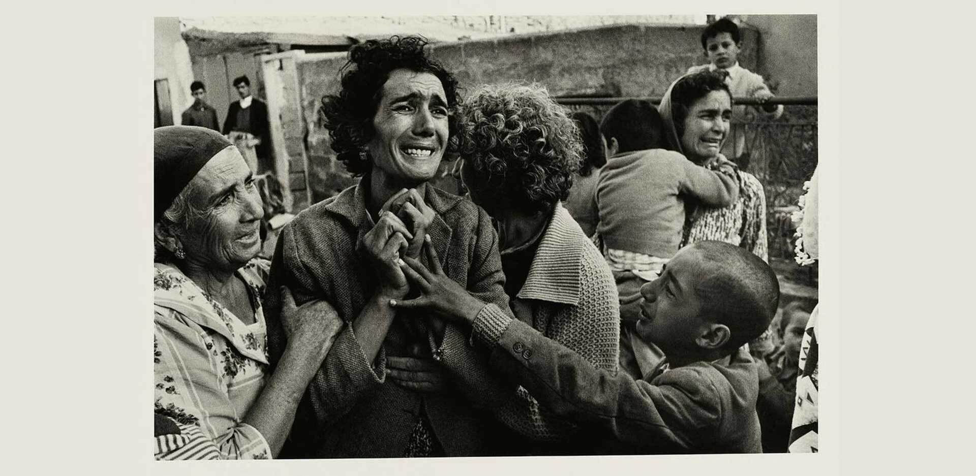 1964, Κύπρος. Γυναίκα από την Τουρκία μαθαίνει για τον θάνατο του συζύγου της © Σερ Ντον Μακάλιν