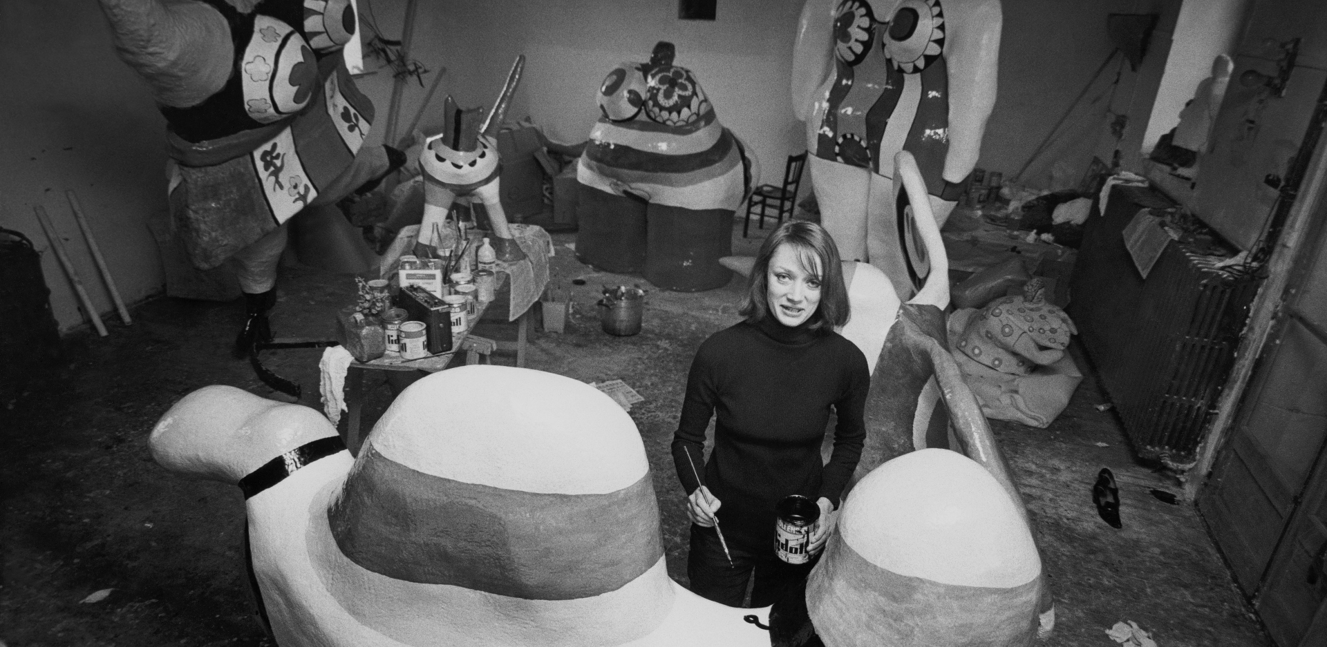 Η Νίκι ντε Σεν Φαλ στο στούντιό της, το 1971 © Jack Nisberg/Condé Nast via Getty Images