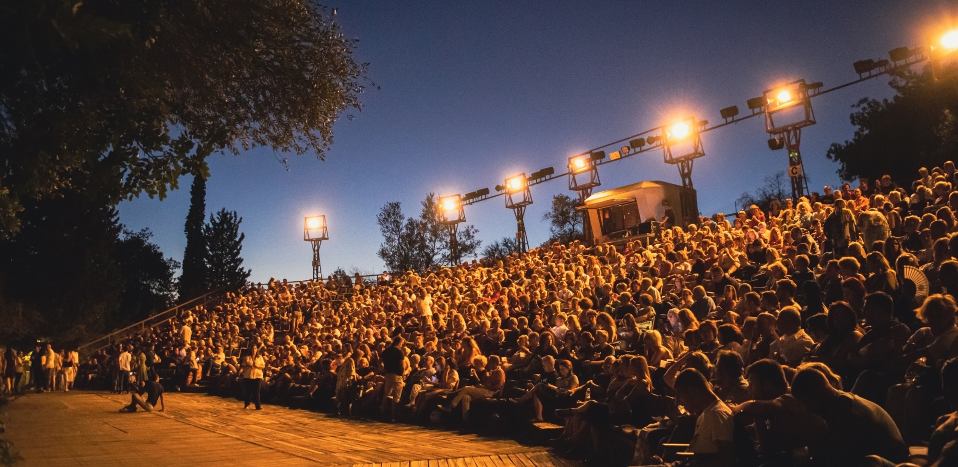 Φ hill Sessions 2026 στον λόφο Φιλοπάππου: συναυλίες, διεθνείς και Έλληνες καλλιτέχνες σε ένα καλοκαιρινό φεστιβάλ στην Αθήνα.