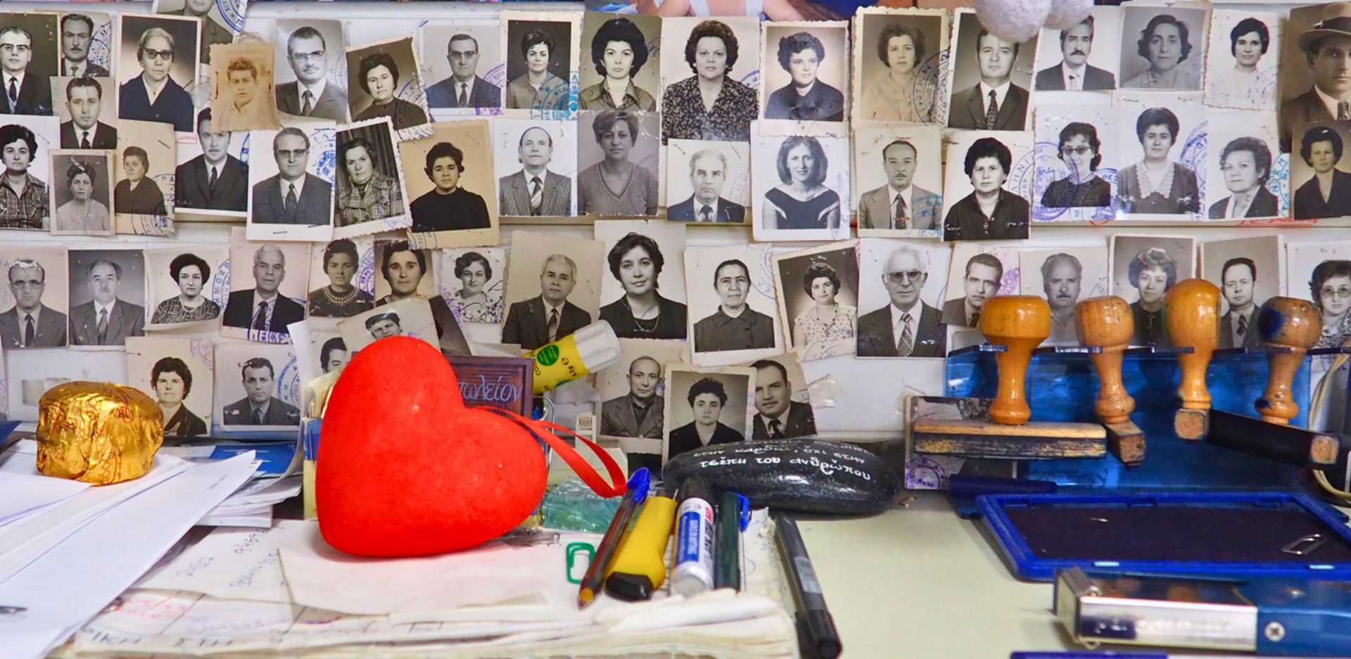 Worry less / think positive: Φωτογραφίζοντας την καθημερινότητα μιας δημόσιας υπηρεσίας