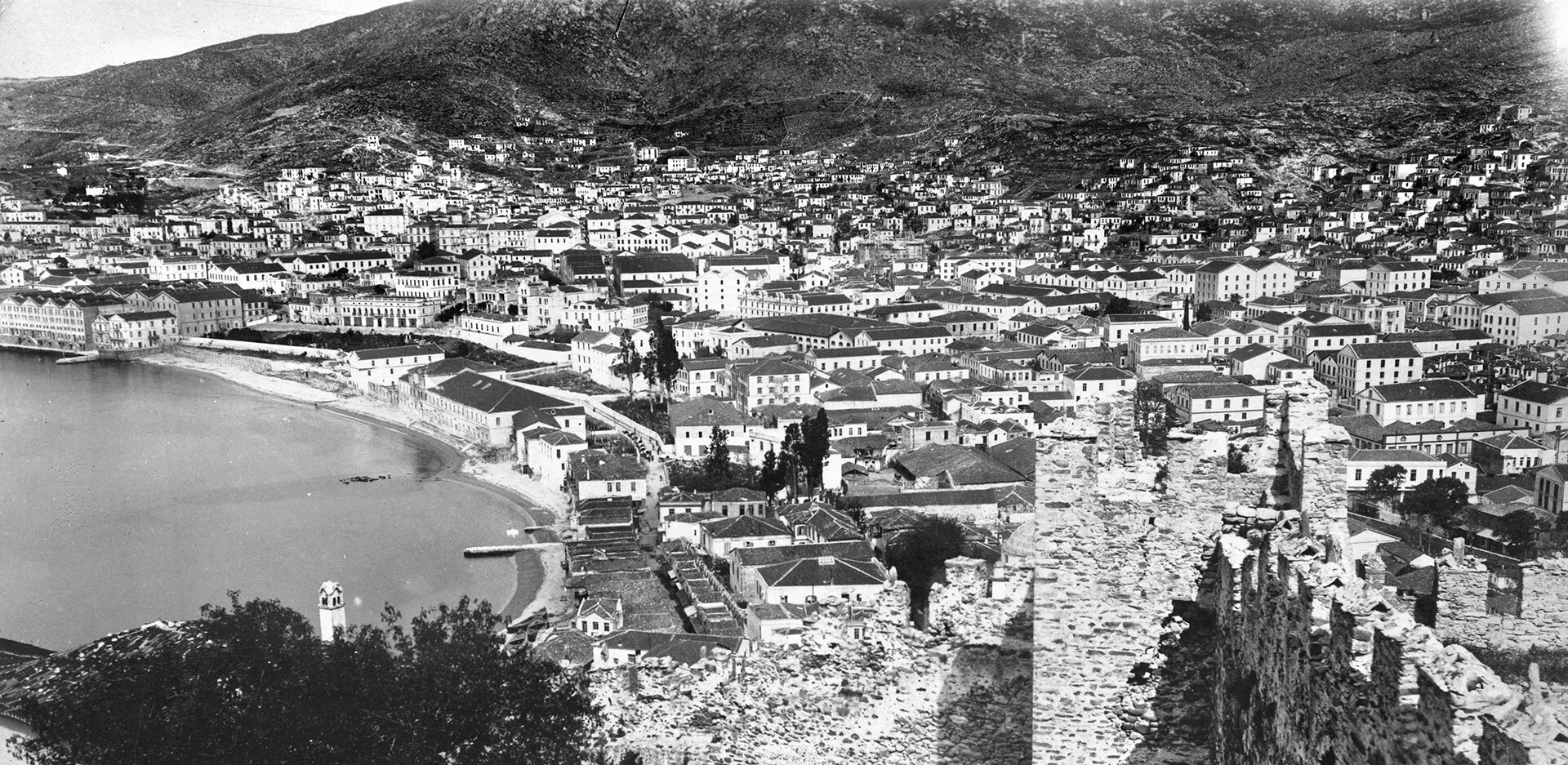 Καβάλα 1917. Ένα δάσος καπναποθηκών καταλαμβάνει το κέντρο της πόλης και συνεχίζει σκαρφαλώνοντας στα γύρω υψώματα. Συλλογή Bundersarchiv, Bild 104-2848