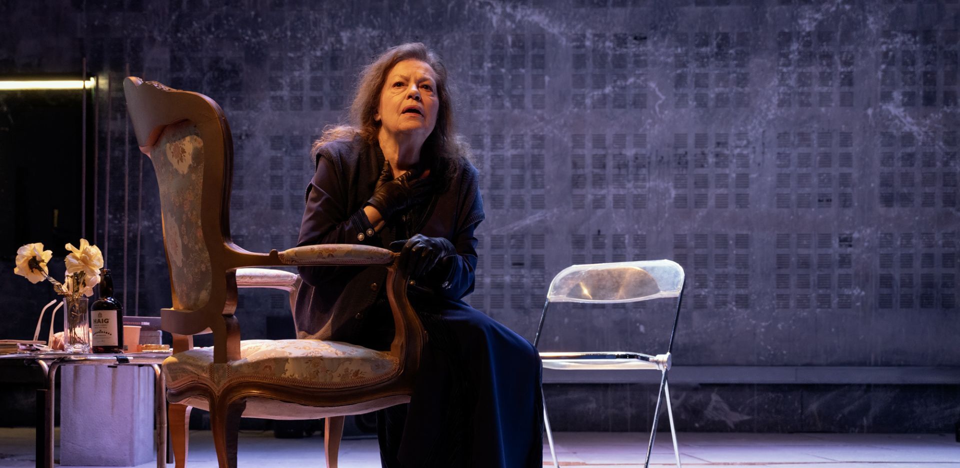 Ο Ουρανός Κατακόκκινος στον γαλαξία της Αναγνωστάκη - Μπήκαμε στις πρόβες της παράστασης στο Θέατρο Ψυρρή