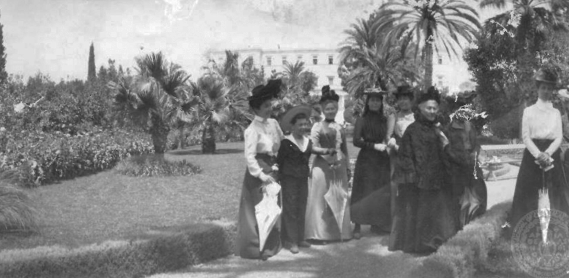 Μέλη της οικογένειας Δραγούμη στον κήπο της Αμαλίας, 1891