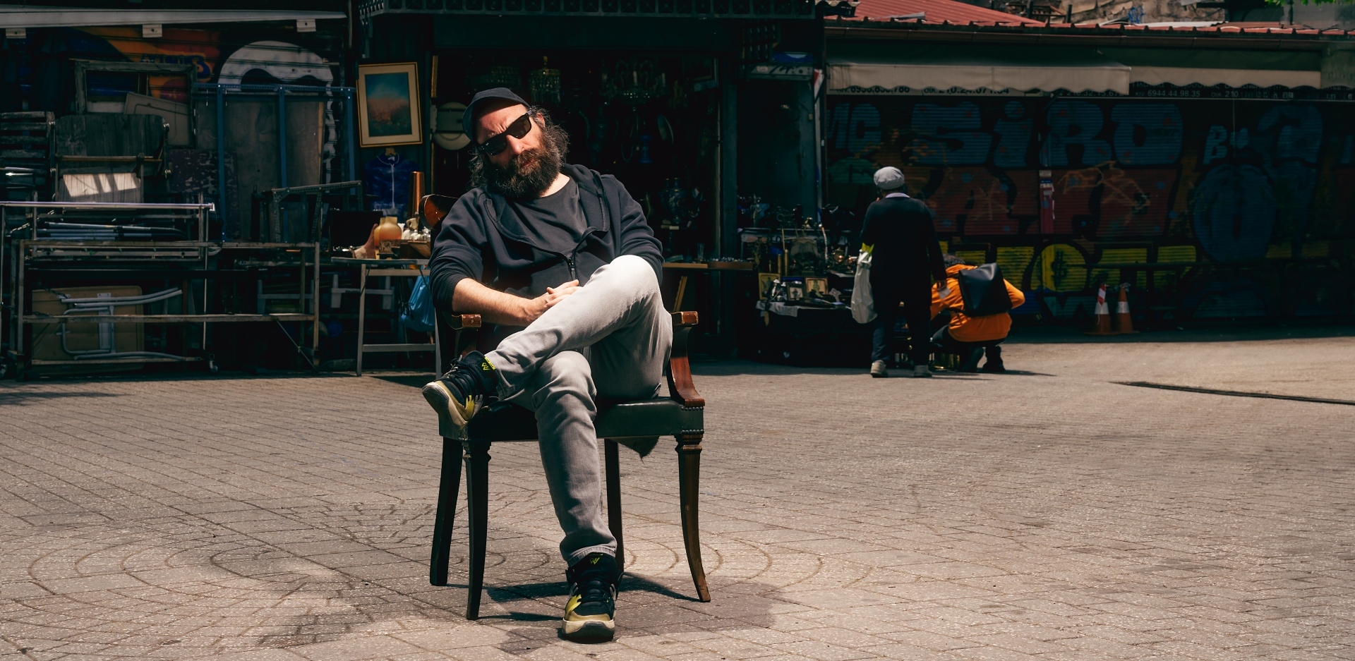 Αντώνης Τσιοτσιόπουλος - Συνέντευξη: Ο σεναριογράφος και ηθοποιός μιλάει για το θέατρο και το σινεμά, με αφορμή τη νέα ταινία «100 Χρόνια Μπροστά» στην οποία πρωταγωνιστεί.