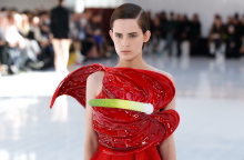 Loewe: Η συλλογή για τη σεζόν Άνοιξη/Καλοκαίρι 2023 που παρουσίασε ο Jonathan Anderson ήταν βασισμένη στο ανθούριο.