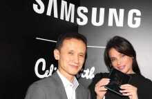 Ο Πρόεδρος της Samsung Electronics Hellas, Byung Moo (Theofilos) Shin με τη σχεδιάστρια Σίλια Κριθαριώτη.