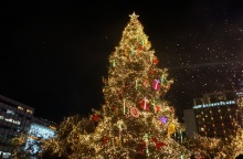 Γιορτινή Αθήνα: Φωταγωγήθηκε το εντυπωσιακό χριστουγεννιάτικο δέντρο στο Σύνταγμα (εικόνες)